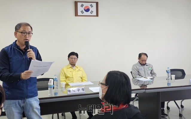▲ 22일 오후 대전 금강엑슬루타워에서 열린 한국타이어 대전공장 화재와 관련한 주민공청회에서 한 주민이 피해 대책을 요구하고 있다. 사진 뒷편은 최충규 대덕구청장, 윤정록 공장장(우)이 주민 이야기를 듣고 있다.ⓒ김정원 기자