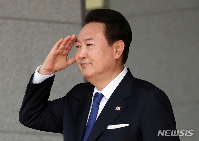 ▲ 윤석열 대통령이 지난 10일 경남 창원 진해구 해군사관학교에서 열린 제77기 졸업 및 임관식에서 거수경례를 하고 있다.ⓒ뉴시스