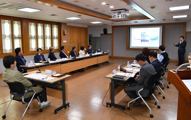 ▲ 경산시(시장 조현일)는 22일 시청 소회의실에서 조현일 시장을 비롯한 국·소장 등 간부 공무원들이 참석한 가운데 ‘경산시 긴급재난지원금 지급효과 분석’ 용역 최종보고회를 개최했다.ⓒ경산시