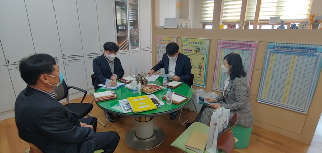 ▲ 경북교육청(교육감 임종식)은 1학기 정상등교를 위한 학교 방역 준비상황을 점검하고, 새로이 조정된 학교방역 지침의 현장 안착 및 애로사항 파악 및 지원을 위해 ‘학교방역 특별 지원 기간’을 운영했다.ⓒ경북교육청