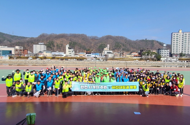 ▲ 예천군(군수 김학동)은 22일 오전 10시 30분 세계 물의 날을 맞아 환경보전 중요성을 널리 알리고 맑고 깨끗한 환경 조성을 위해 하천 주변 정화활동을 했다.ⓒ예천군