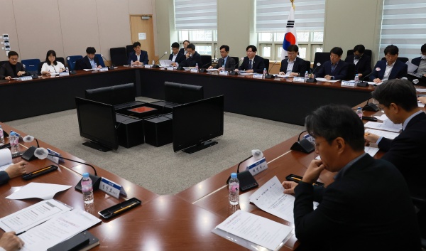 ▲ 김소영 금융위원회 부위원장이 22일 오전 서울 종로구 정부서울청사에서 개최한 은행권 경영·영업 관행·제도 개선 제4차 실무작업반 회의에서 예금 비교, 추천 혁신금융서비스 및 인터넷전문은행 경쟁력 강화 방안에 대해 논의했다.ⓒ금융위원회