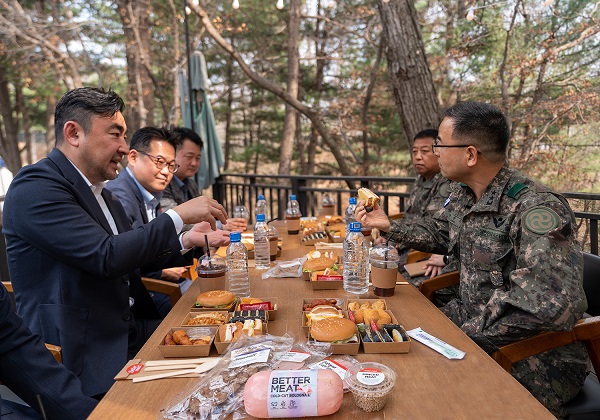 ▲ 송현석 신세계푸드 대표(왼쪽)가 육군 28보병사단 박춘식 사단장(오른쪽)에게 ‘베러미트’로 만든 메뉴를 소개하고 있다.ⓒ신세계푸드