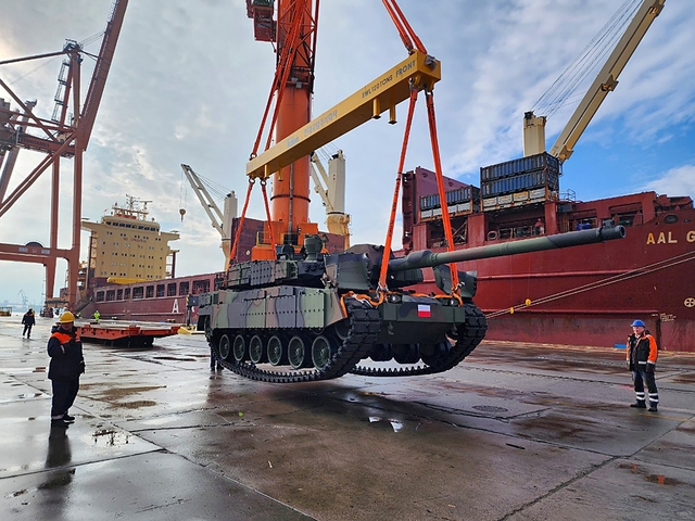 폴란드 그드니아 항구에 도착한 K2 전차 모습ⓒ현대로템