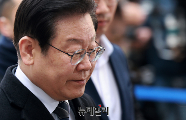 ▲ 공직선거법 위반으로 재판에 넘겨진 이재명 더불어민주당 대표가 17일 오전 서울 서초구 중앙지법에서 열린 2차 공판에 출석하고 있다. ⓒ정상윤 기자