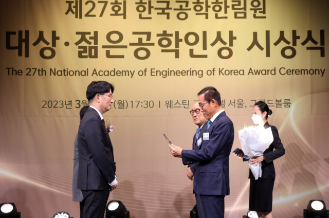 ▲ 지난 20일 제27회 한국공학한림원 대상 시상식에서 '젊은공학인상'을 받는 김형수 SK하이닉스 부사장. ⓒSK하이닉스