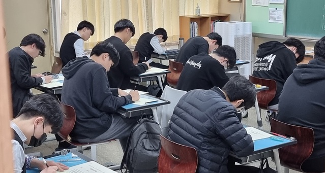 ▲ 전국연합학력평가에 응시한 충북 청주 세광고등학교 3학년 학생들이 1교시 국어영역 답안지를 작성하고 있다.ⓒ충북도교육청
