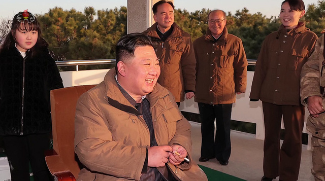 ▲ 지난 16일 대륙간탄도미사일 '화성-17형' 발사 현장을 찾은 김정은 북한 국무위원장과 딸 김주애. ⓒ뉴시스