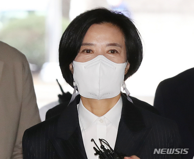 ▲ 사업가로부터 청탁을 빌미로 억대의 금품을 수수한 의혹 등을 받는 이정근 전 더불어민주당 사무부총장이 2022년 9월30일 오전 영장실질심사에 출석하기 위해 서울 서초구 서울중앙지방법원으로 들어서며 취재진에 둘러싸여 있다. ⓒ뉴시스