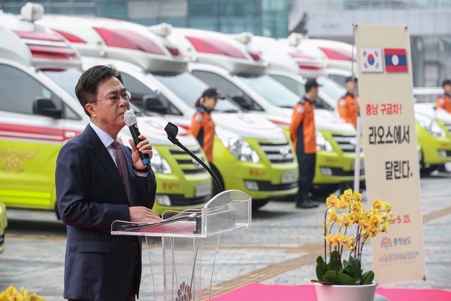 ▲ 구급차 15대가 라오스행 선박에 실려 라오스에 전달된다. 사진은 라오수 지원 구급차 출하식.ⓒ충남도