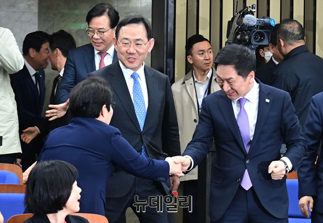 ▲ 김기현 국민의힘 대표와 주호영 원내대표가 지난 16일 오후 국회에서 열린 정책의원총회에 참석하고 있다.ⓒ이종현 기자