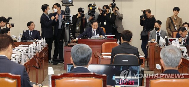 ▲ 23일 국회에서 국방위원회 전체회의에서 한기호 국방위원장이 각종 법안을 의결하고 있다.ⓒ연합뉴스