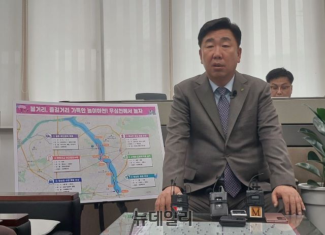 ▲ 이범석 청주시장이 23일 기자간담회를 열어 “벚꽃 개화기 무심천에서 벚꽃과 함께하는 푸드트럭 축제를 개최하는 등 볼거리와 즐길거리가 가득한 꿀잼도시 청주를 조성하기 위한 다양한 사업을 준비하고 있다”고 설명하고 있다.ⓒ김동식 기자