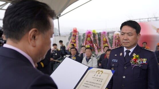 ▲ 23일 열린 충북 의용소방대 기술경연대회에서 박인현 옥천 남성의용소방대장이 ‘대통령 표창’을 받고 있다.ⓒ충북소방본부