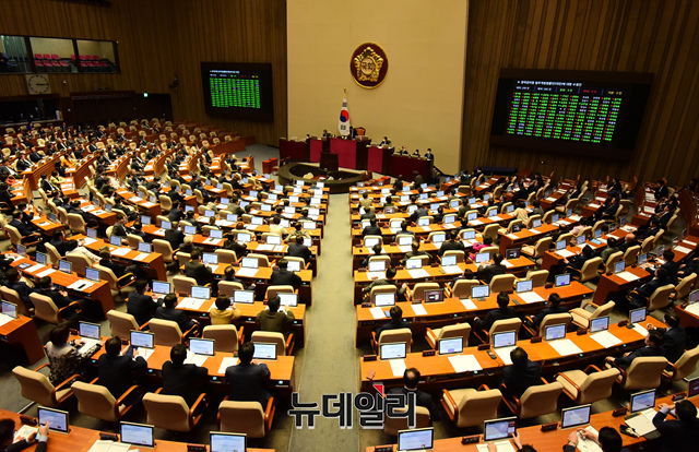 ▲ 23일 오후 서울 여의도 국회에서 열린 제404회 국회(임시회) 제1차 본회의에서 '양곡관리법 일부개정법률안(대안)에 대한 수정안'이 통과되고 있다.ⓒ 이종현 기자