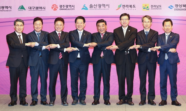 ▲ 이철우 경북도지사(왼쪽 세번째)는 23일 영·호남 8개 시도지사가 참석한 가운데 울산시에서 열린 ‘제17회 영호남 시도지사 협력회의(의장 김두겸 울산시장)’에 참석했다.ⓒ경북도