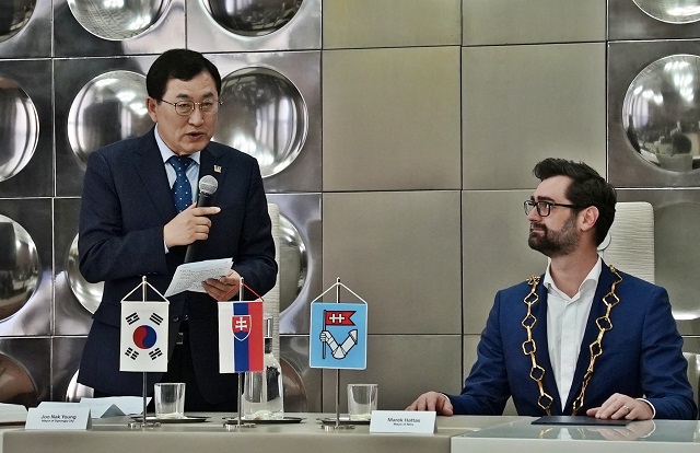 ▲ 체코 원전 수주 세일즈 외교를 성공리에 마친 주낙영 경주시장 현지시간 20일 동유럽 유일의 자매도시인 슬로바키아 니트라로 자리를 옮겨 자매결연 10주년 교류 간담회를 갖고 있다.ⓒ경주시