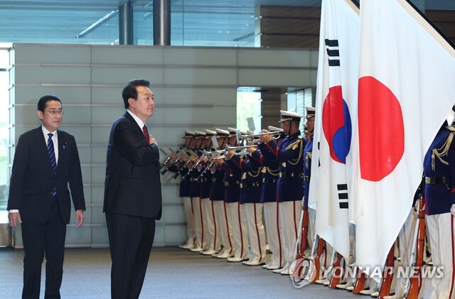 1박2일 일정으로 일본을 방문한 윤석열 대통령이 지난 16일 오후 일본 도쿄 총리 관저에서 기시다 후미오 총리와 의장대 사열에 앞서 국기에 경례하고 있다. ⓒ연합뉴스