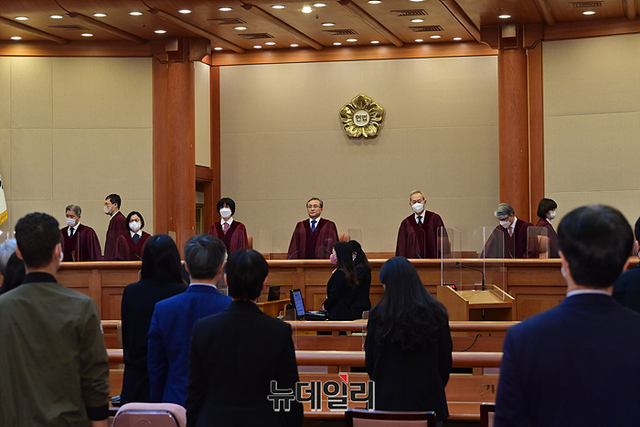유남석 헌법재판소장 등 재판관들이 지난 23일 오후 서울 종로구 헌법재판소에서 열린 선고에 입장하고 있다. ⓒ서성진 기자