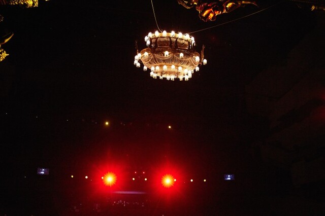 ▲ '오페라의 유령' 첫 도시 부산 드림씨어터 천정에 거대한 샹들리에가 설치됐다.ⓒ에스앤코