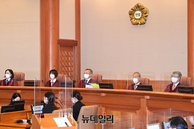 ▲ 헌법재판소 재판관들이 지난해 7월 서울 종로구 헌법재판소 대심판정에서 '검수완박' 법안의 위헌 여부를 판단하기 위한 공개변론을 진행하고 있다.ⓒ뉴데일리DB