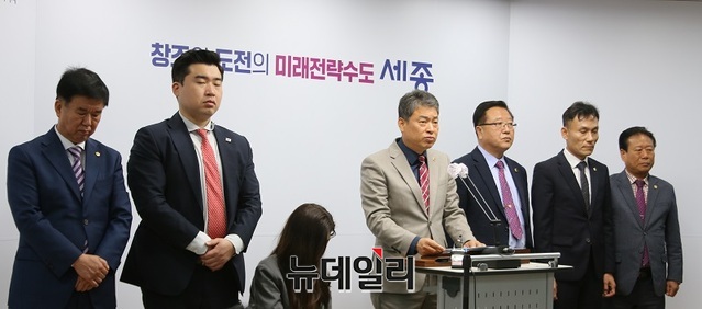 ▲ 국민의힘 소속 김광운 의원이 24일 오전 세종시청 정음실에서 기자회견을 열어 상병헌 의장의 지난 8월 식당에서 종업원 러브샷 추대를 추가 폭로하고 있다.ⓒ이길표 기자