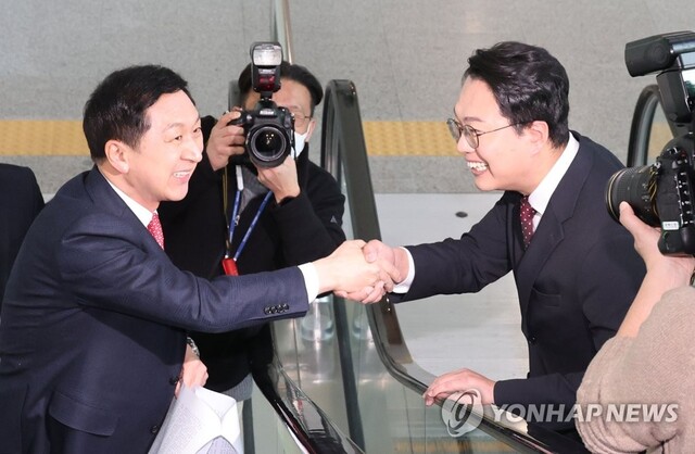 ▲ 지난달 26일 오전 서울 여의도 국회 소통관에서 기자회견을 앞둔 국민의힘 김기현 당 대표 후보(왼쪽)와 기자회견을 마친 천하람 당 대표 후보가 에스컬레이터에서 만나 악수하고 있다.ⓒ연합뉴스