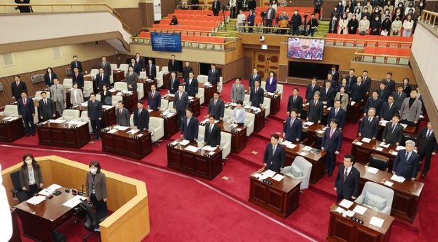 충북도의회가 지난 15일 407회 임시회 본회의에서 국민의례를 하고 있다.ⓒ충북도의회
