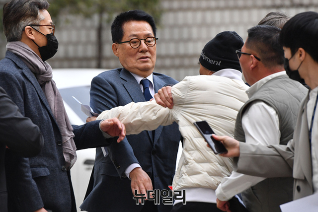 ▲ 서해 공무원 피격 사건을 은폐하려 한 혐의로 기소된 박지원 전 국가정보원장이 24일 서울 서초구 중앙지방법원에서 열린 1차 공판에 출석하며 서해 피격 공무원 유족 이래진 씨의 항의를 받고 있다. ⓒ사진=공동취재단