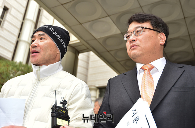 ▲ 서해 피격 공무원 유족 이래진 씨가 24일 서울 서초구 서울중앙지방법원에서 열린 서해 공무원 피격 사건 관련 1차 공판에 앞서 입장을 밝히고 있다. ⓒ서성진 기자