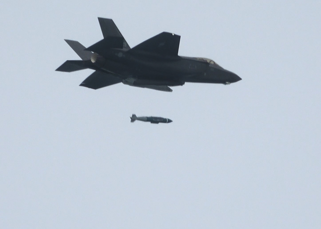 ▲ 한국 공군 F-35A 전투기가 24일 오후 가상의 지상 표적을 향해 GBU-31 합동직격탄(JDAM) 공대지 폭탄을 투하하고 있다ⓒ공군