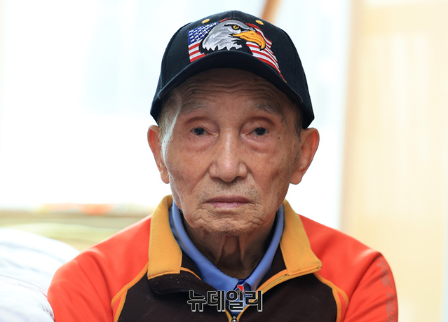 [정전 70년 인터뷰] 51년 만에 돌아온 92세 국군포로 김성태… "월 20만원에 의료비도 주니까 혜택 많지"