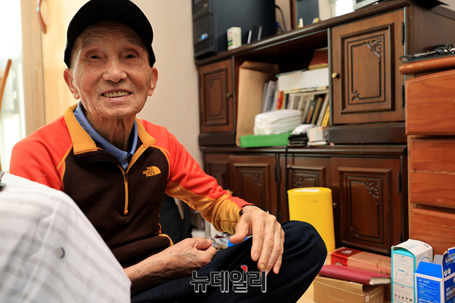 ▲ 24일 오후 경기 남양주시에 위치한 국군포로 김성태(92)씨 자택에서 김씨가 뉴데일리와 대화를 나누고 있다. ⓒ정상윤 기자