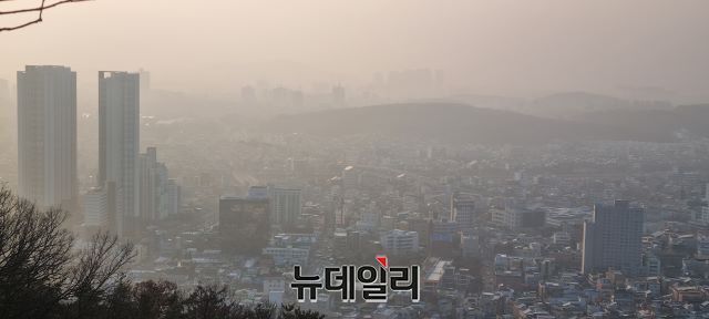 ▲ 청주 우암산에서 바라본 미세먼지 자욱한 청주시내 전경.ⓒ뉴데일리 D/B