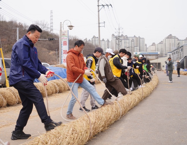 ▲ 오성환 당진시장이 24일 2023년 당진시 기지시줄다리기축제에 사용할 줄을 시민들과 함께 만들고 있다.ⓒ당진시