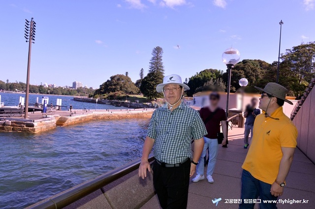 ▲ 이재명 더불어민주당 대표가 2015년 성남도시개발공사 고(故) 김문기 전 개발1처장과 함께 찍은 사진.  ⓒ팀블로그 고공행진