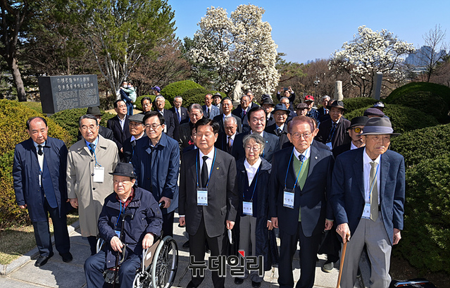 ▲ '건국대통령 이승만 박사 탄신 148주년'을 맞아 박범진·이영일 전 국회의원 등 4.19 민주화 혁명을 이끈 주역들과 각계 원로들이 26일 오전 서울 동작구 국립서울현충원 이승만 전 대통령 묘역을 참배하기 위해 이동하고 있다. ⓒ서성진 기자