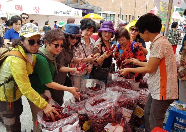 ▲ 괴산고추축제 기간에는 직판장에 고추를 저렴하게 구입할 수 있다.ⓒ괴산군