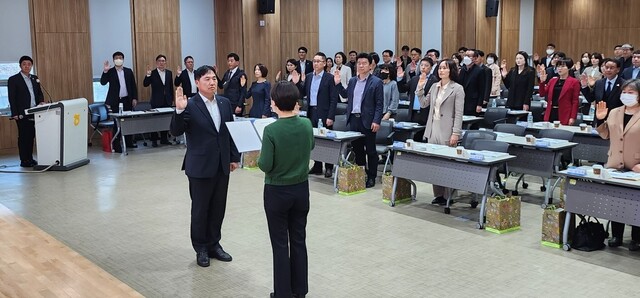▲ 충북농협 임직원을 대표해 진천농협 김윤영(오른쪽) 상무가 이정표(왼쪽) 본부장 앞에서 금융소비자보호헌장을 낭독하고 소비자 보호에 앞장설 것을 선서하고 있다.ⓒ충북농협