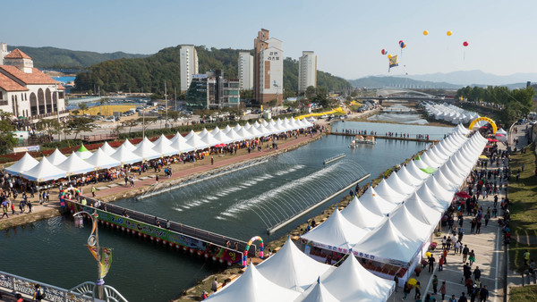 ▲ 충북 보은 보청천 둔치에 마련된 보은대추축제장.ⓒ보은군