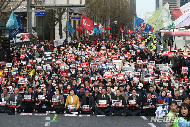 ▲ 이재명 더불어민주당 대표, 이정미 정의당 대표, 윤희숙 진보당 대표, 양경수 민주노총 위원장과 조합원들 시민들이 25일 오후 서울 중구 서울광장 인근에서 열린 '대일 굴욕외교 규탄 범국민대회'에서 구호를 외치고 있다. ⓒ뉴시스