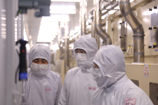 ▲ 이재용 삼성전자 회장이 지난 24일 중국 텐진에 위치한 삼성전기 사업장을 방문해 MLCC 생산 공장을 점검하는 모습. ⓒ삼성전자
