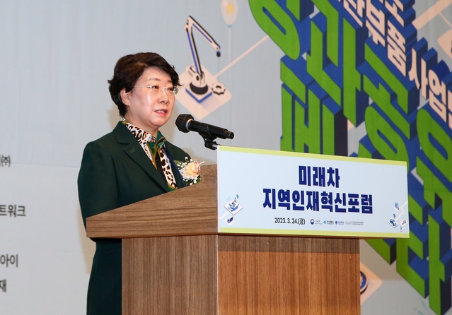 ▲ 이달희 경북도 경제부지사는 “현재 자동차산업은 IT기술 발달과 환경문제에 대한 관심증가로 내연기관에서 전기ㆍ수소자동차, 자율주행 등 글로벌 자동차시장이 변화하고 있다”고 말했다.ⓒ경북도