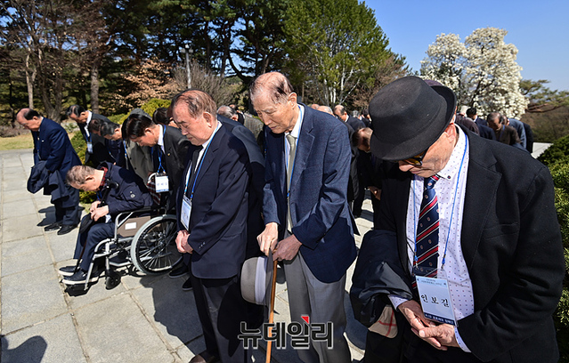 ▲ 참석자들이 참배 중인 모습. ⓒ서성진 기자