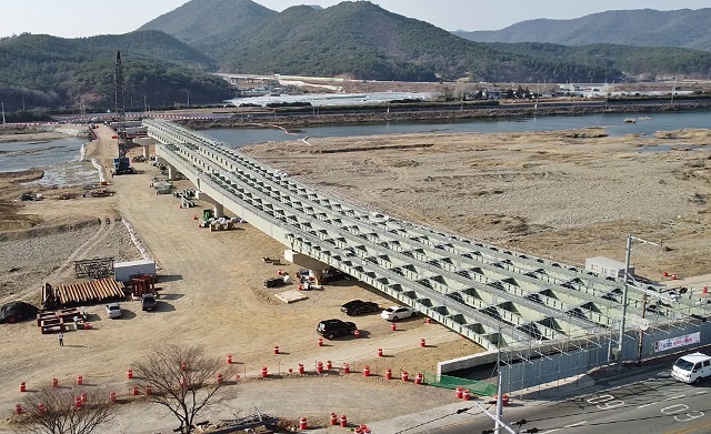 ▲ 경주시가 오는 11월 말 개통을 목표로 조성 중인 제2금장교 공사 현장 모습. 현재 70%의 공정률을 보이고 있다.ⓒ경주시