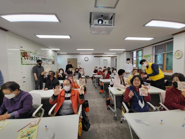 ▲ 칠곡군보건소 치매안심센터는 지난 23일 등록된 치매진단자, 경도인지장애, 정상군 및 그 가족과 보호자 100여 명을 대상으로 우울감과 스트레스 해소를 위한 休(휴), 안심공방을 왜관읍 등 3개소에서 운영했다.ⓒ칠곡군