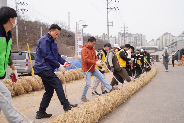 ▲ 유네스코 인류문화유산인 충남 당진 기지시줄다리기축제를 앞두고 오성환 당진시장과 시민들이 큰 줄을 만들고 있다. 기지시줄다리기 축제는 4월 19일부터 23일까지 당진에서 열린다.ⓒ당진시