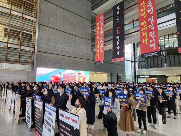 ▲ 산업은행 직원들이 부산이전 반대 집회를 산은 1층 로비에서 벌이고 있다. ⓒ산업은행