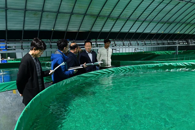 ▲ 박현국 군수(오른쪽에서 두번째)가 지난 24일 봉화읍 도촌리에 소재한 내성천양어장을 방문해 방류사업용 은어 치어 생육상황을 점검하고 관계자들을 격려하고 있다.ⓒ봉화군