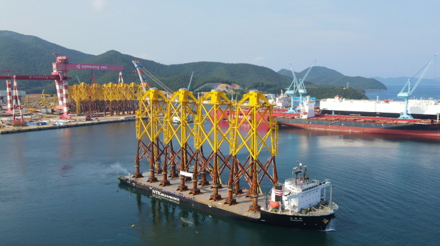 ▲ SK오션플랜트의 해상풍력 발전기 하부구조물이 수출되고 있는 모습. ⓒSK에코플랜트